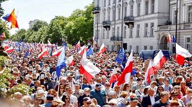 نصف مليون بولندي يتظاهرون ضد الحكومة في وارسو